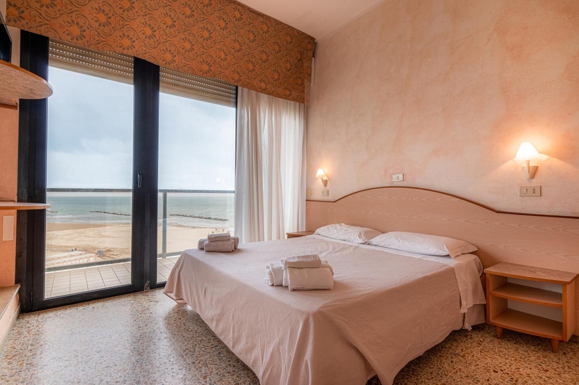 Hotel Crown Rimini Kültér fotó