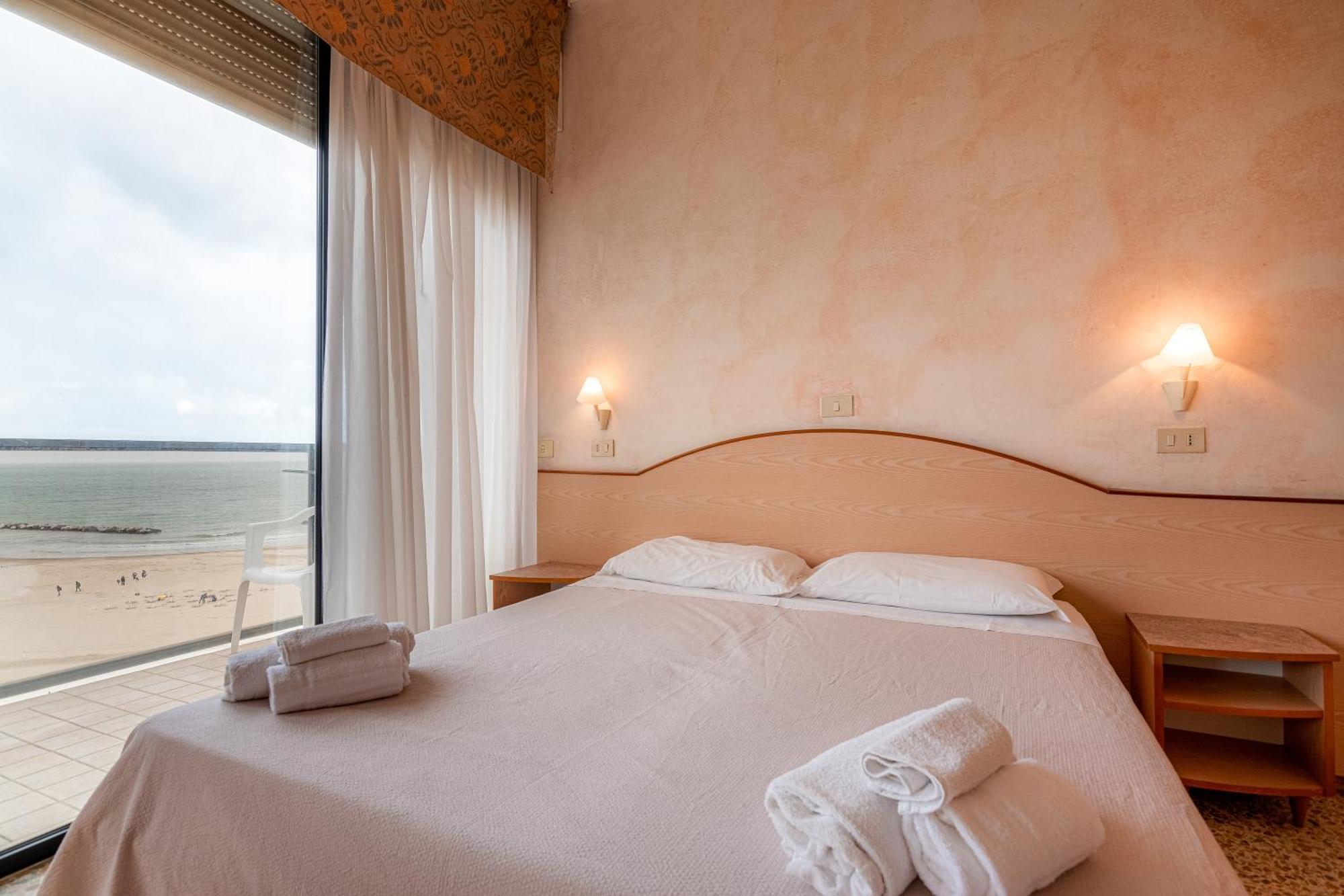 Hotel Crown Rimini Kültér fotó